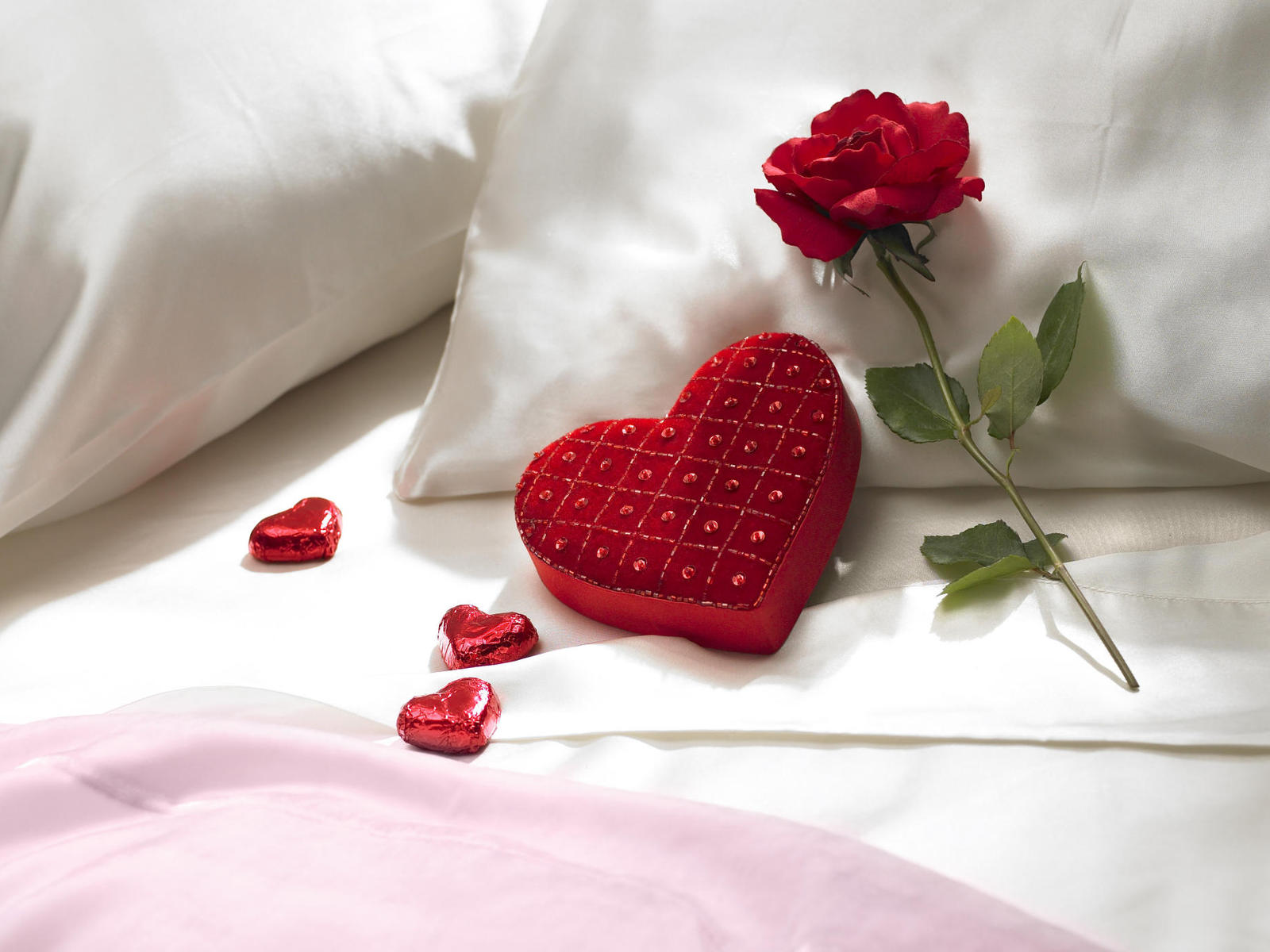 valentines Rose and hearts on bed