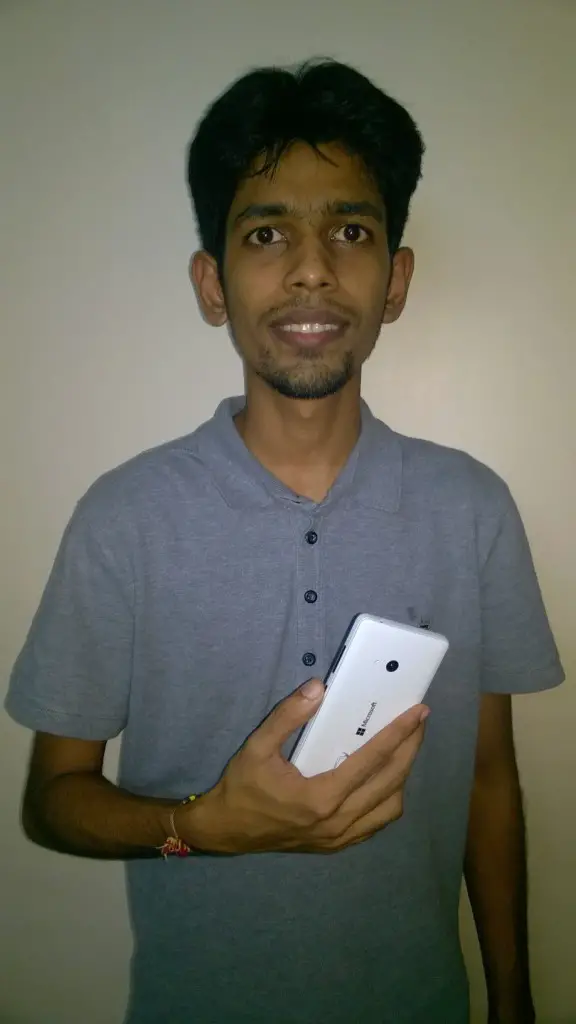 zainil holding Lumia 540